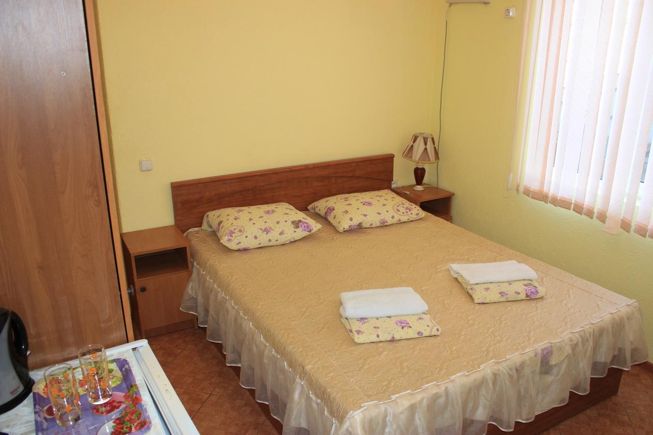 Emiliya Guest House Гагра Екстер'єр фото