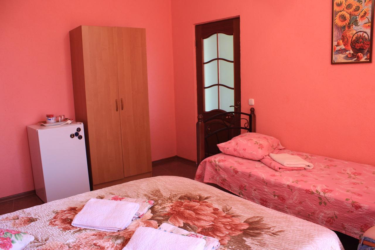 Emiliya Guest House Гагра Екстер'єр фото
