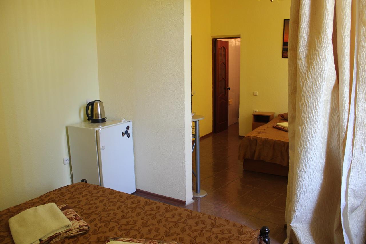 Emiliya Guest House Гагра Екстер'єр фото