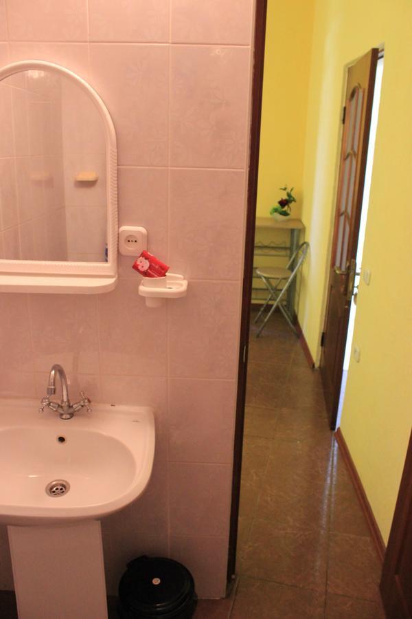 Emiliya Guest House Гагра Екстер'єр фото