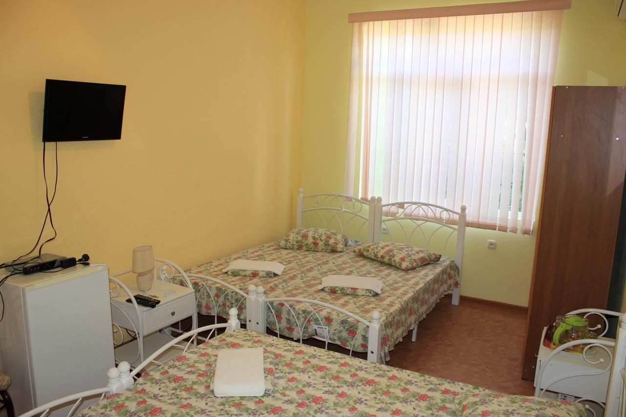 Emiliya Guest House Гагра Екстер'єр фото