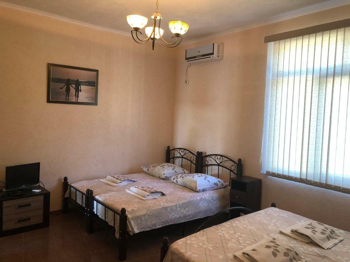 Emiliya Guest House Гагра Екстер'єр фото