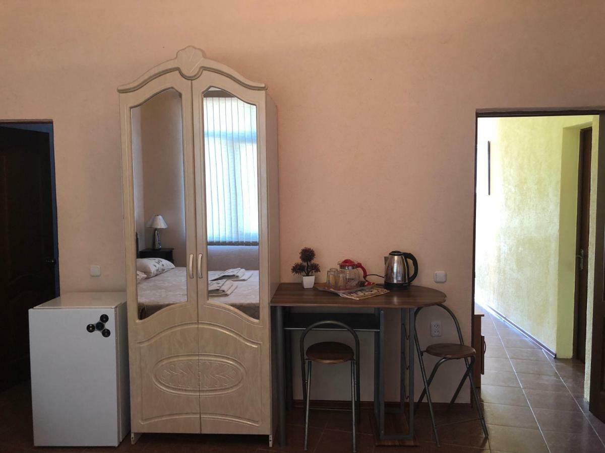 Emiliya Guest House Гагра Екстер'єр фото